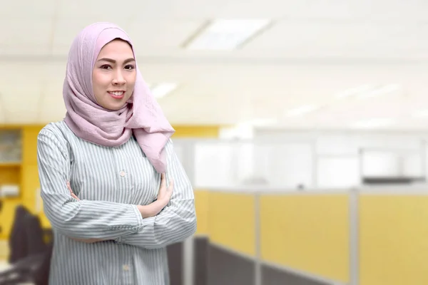職場にスカーフで若いアジアのイスラム教徒の女性 — ストック写真