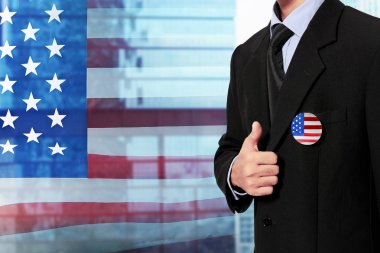 Amerikan bayrağı rozetleri ile iş adamı. Mutlu Bağımsızlık günü