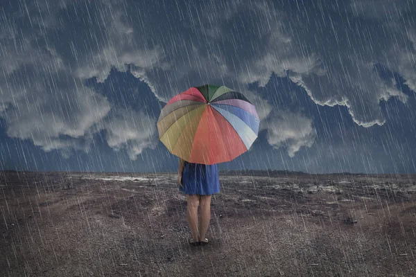 Vista Posteriore Donna Asiatica Con Ombrello Pioggia Sulla Terraferma — Foto Stock
