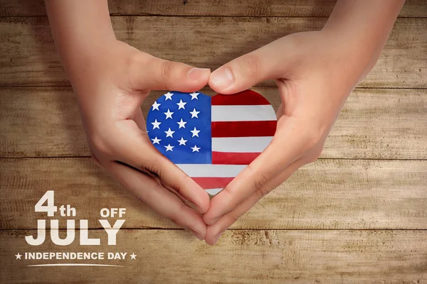 Nsan Elinin Içindeki Amerikan Bayrağı Ile Kalp Şekli Olun Mutlu — Stok fotoğraf