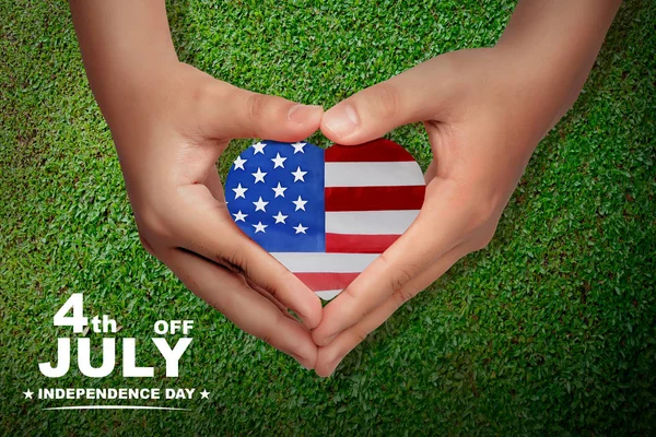 Americká Vlajka Tvaru Srdce Rukou Lidí Šťastný Den Nezávislosti — Stock fotografie
