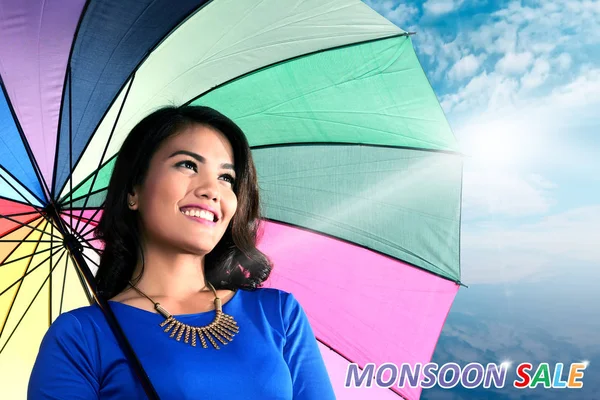 Lachende Aziatische Vrouw Met Paraplu Moesson Verkoop Concept — Stockfoto