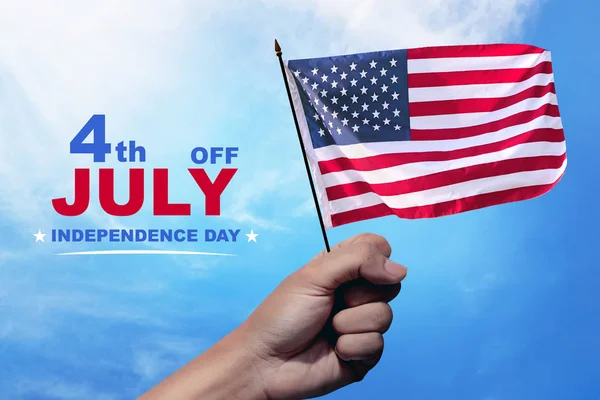 Händer Med Viftande Amerikanska Flaggan Himlen Lycklig Självständighetsdagen — Stockfoto