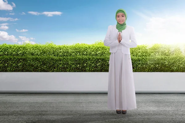 屋外で祈るスカーフで若いアジアのイスラム教徒の女性 — ストック写真