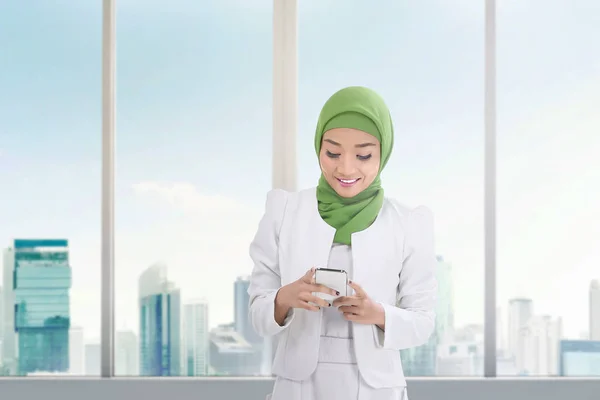 Vackra Asiatiska Muslimsk Kvinna Med Mobiltelefon Inne Byggnaden — Stockfoto