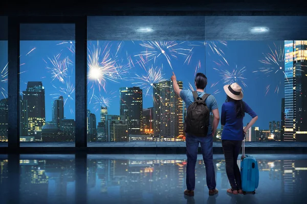 Felice Asiatico Viaggiatore Coppia Guardando Fuochi Artificio Dentro Stanza — Foto Stock