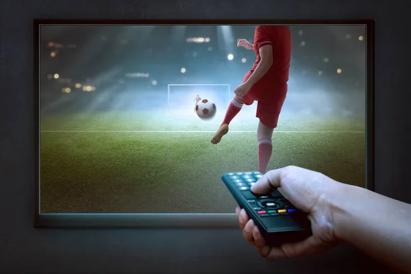 Elleriyle TV uzaktan izlerken futbol oyunu ile