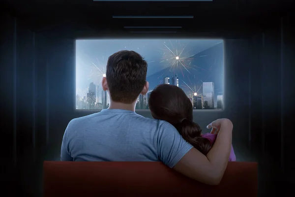 Vista Trasera Pareja Asiática Viendo Celebración Televisión Habitación Oscura — Foto de Stock