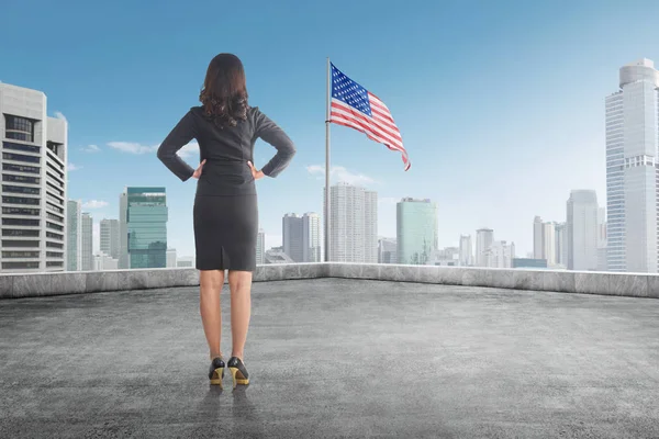 Widok Tyłu Bizneswoman Patrząc Amerykańską Flagę Dachu Dzień Niepodległości Lipca — Zdjęcie stockowe