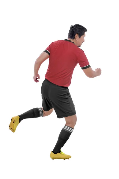 亚洲运动员在白色背景下踢足球的肖像 — 图库照片