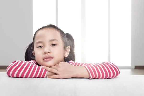 Asyalı Çocuklara Ile Yalın Masada Evde Sakin — Stok fotoğraf
