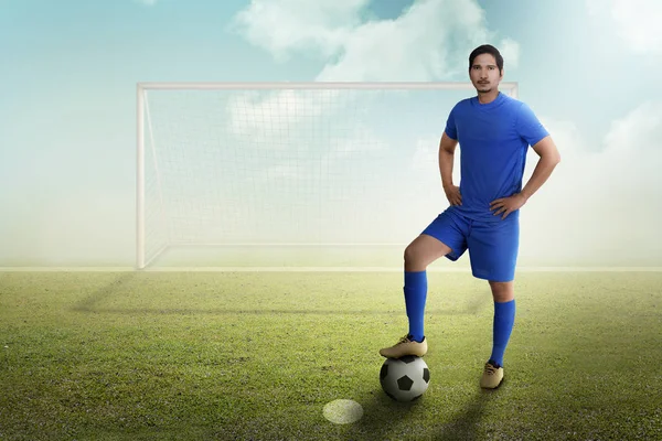 Junger Asiatischer Fußballer Mit Ball Auf Dem Feld — Stockfoto