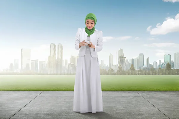 Sorrindo Asiático Muçulmano Mulher Com Celular Parque Cidade — Fotografia de Stock