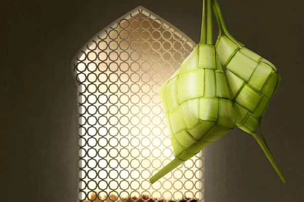 Ketupat Rijst Knoedel Voor Eid Mubarak Met Zonsondergang Vanuit Windows — Stockfoto