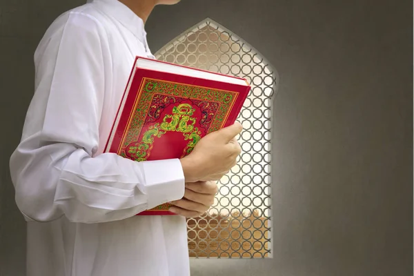 Homem muçulmano trazendo o Alcorão em sua mão — Fotografia de Stock