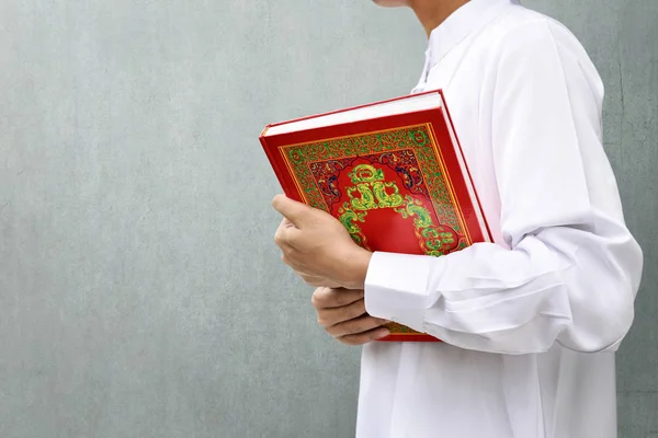 Muslim pria memegang Quran — Stok Foto