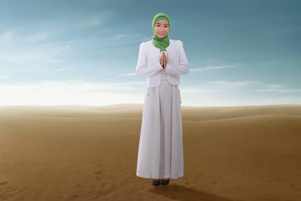 ベールは砂漠の背景に祈りと美しいアジアのイスラム教徒の女性 — ストック写真