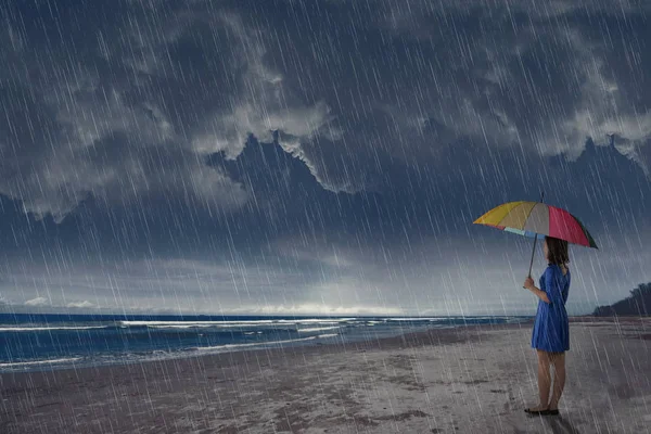 Junge Asiatische Frau Mit Regenschirm Schaut Auf Das Meer Bei — Stockfoto