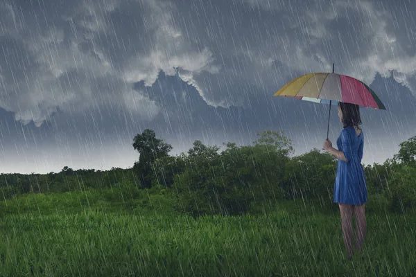Ziemlich Asiatische Frau Mit Regenschirm Wenn Regen Auf Dem Feld — Stockfoto
