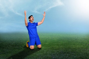 Yakışıklı Asya futbol oyuncusu kutlamak onun hedefi stadyum alanında