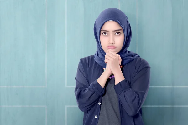 Vrolijke Aziatische Moslimvrouw Hijab Met Handgebaar Blauwe Achtergrond — Stockfoto