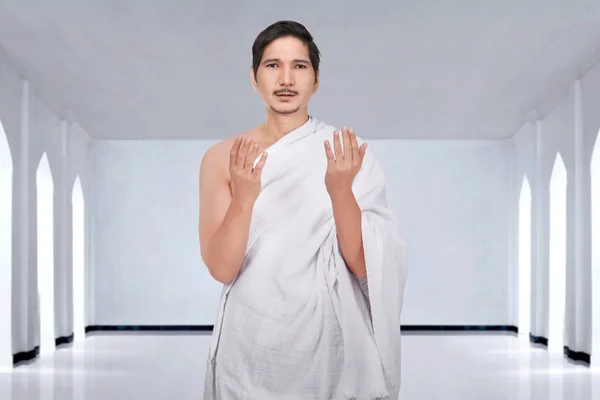 Vrolijke Aziatische Moslim Mens Ihram Kleren Bidden Moskee — Stockfoto