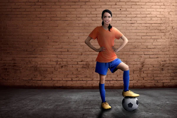 Pemain Sepak Bola Wanita Asia Yang Cantik Berdiri Dengan Bola — Stok Foto