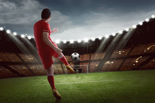Attraktiver Asiatischer Fußballer Schießt Den Ball Ins Tor — Stockfoto