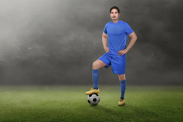 Joven Jugador Fútbol Asiático Con Las Manos Cintura Campo Verde —  Fotos de Stock