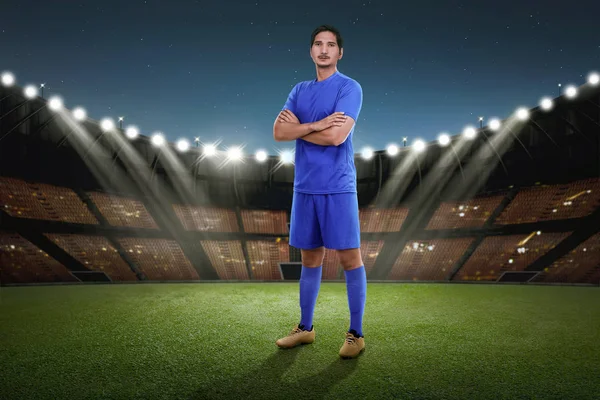 青ジャージ スタジアム フィールド上に立っているとハンサムなアジア サッカー選手 — ストック写真