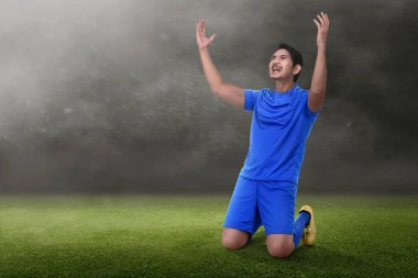 Asya futbolcu sahada zaferini kutluyor