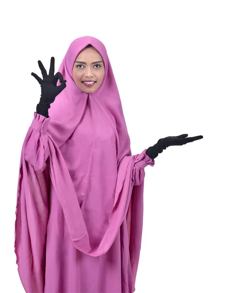 Asiatische Muslimische Frau Zeigt Zeichen Über Weißem Hintergrund — Stockfoto