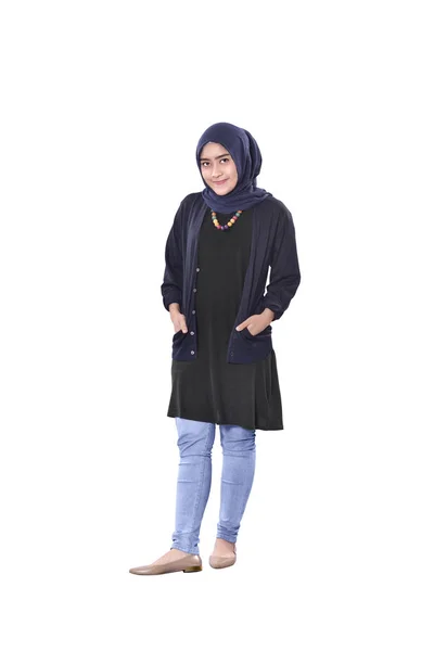 Aziatische Moslimvrouw Permanent Met Handen Zakken Witte Achtergrond — Stockfoto