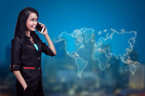 Aziatische Zakenvrouw Spreken Smartphone Wereldkaart — Stockfoto