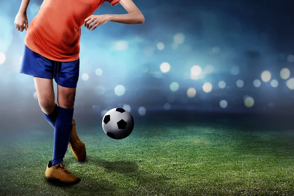 Kadın Futbolcu Sahada Topu Ile Beceri Performans — Stok fotoğraf
