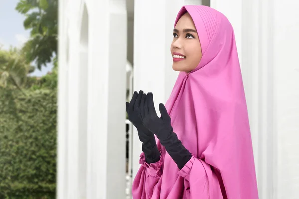 Jonge Aziatische Moslimvrouw Sluier Bidden Moskee — Stockfoto