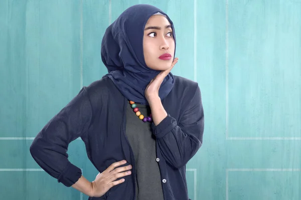 Jeune Femme Musulmane Asiatique Hijab Sur Fond Bleu — Photo