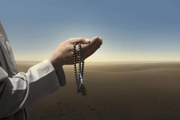 Muslim Tangan Berdoa Dengan Tasbih Atas Langit Biru — Stok Foto