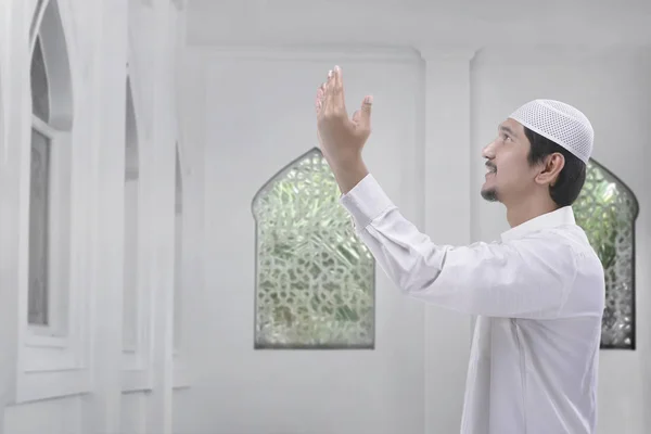 Fiatal Ázsiai Muszlim Ember Imádkozott Istenhez Mecset — Stock Fotó