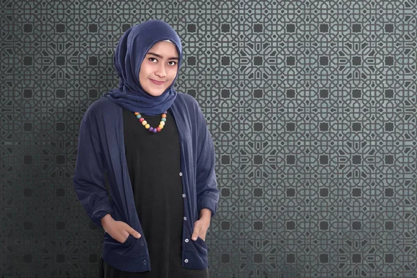 Asiatische Muslimin Mit Hijab Gegen Moderne Wand — Stockfoto