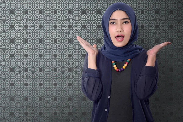 Asijské Muslimská Žena Hidžáb Moderní Zdi — Stock fotografie