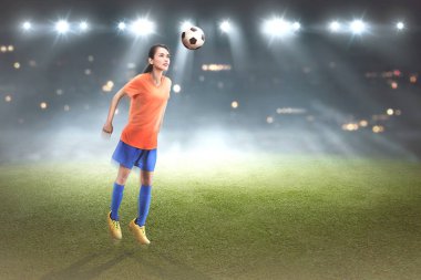 Asya Futbol oyuncu maç topu ile atlama
