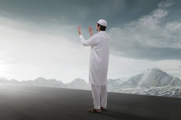 亚洲穆斯林男子在户外祈祷的后视图 — 图库照片