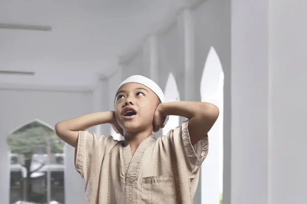 Liten Asiatisk Muslimska Unge Inuti Moskén — Stockfoto