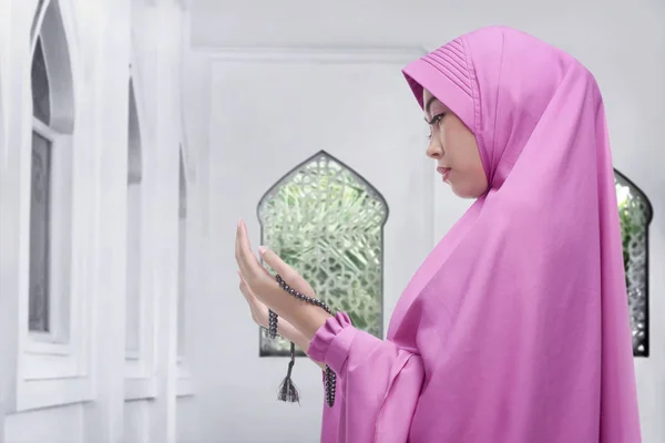 Young Asian Muslim Woman Veil Praying Mosque — Stock Photo, Image