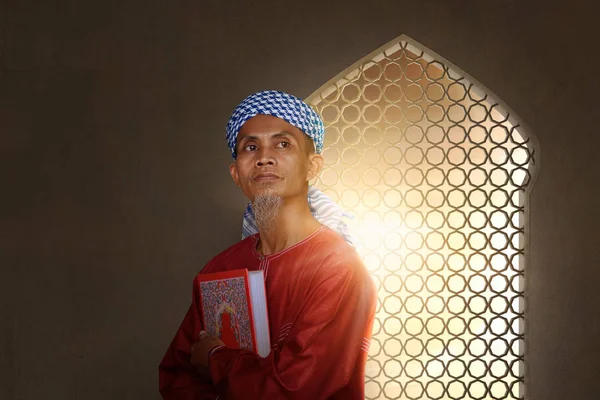 Sênior Asiático Muçulmano Homem Carregando Santo Livro Muçulmanos Mesquita — Fotografia de Stock