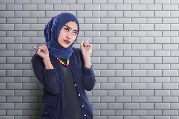 Ásia Muçulmano Mulher Com Engraçado Expressão Contra Tijolo Parede — Fotografia de Stock