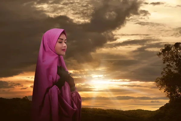 Jovem Asiático Feminino Muçulmano Orando Hijab Pôr Sol — Fotografia de Stock