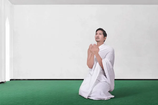 Genç Asyalı Müslüman Adam Tanrı Camide Dua — Stok fotoğraf
