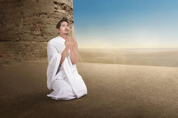 Junge Asiatische Muslimische Mann Mit Ihram Tuch Beten Gott Freien — Stockfoto